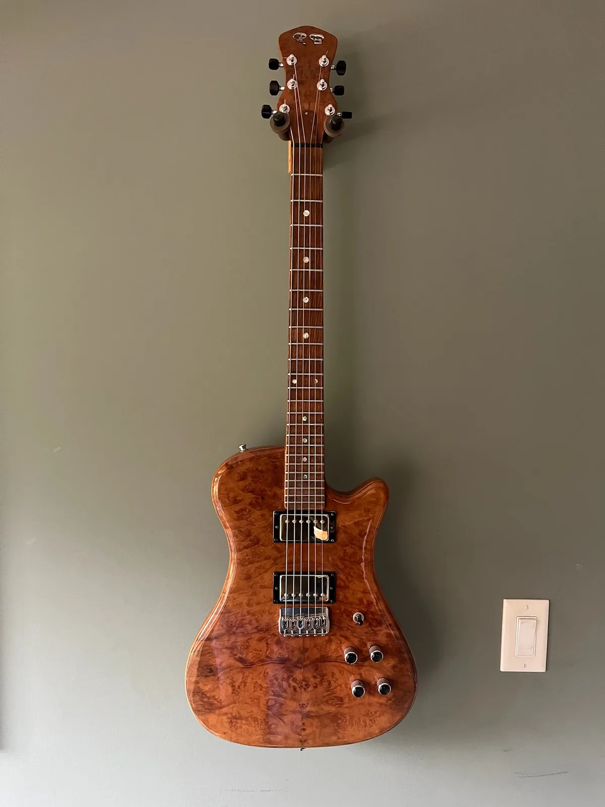 Scalloped headstock detail